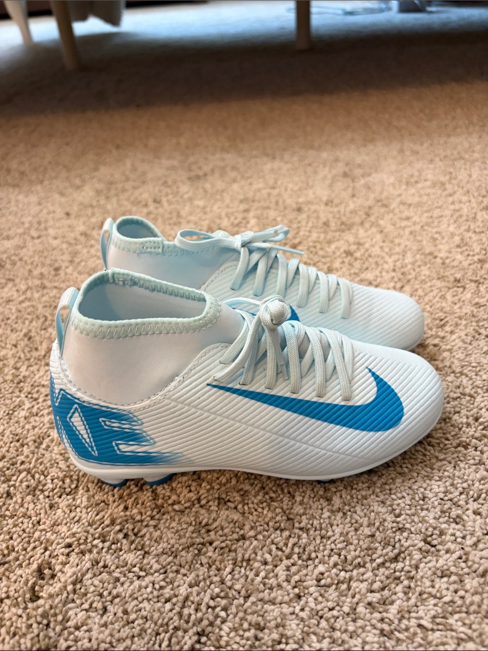 Nike Kids White and Blue Soccer Cleats - Picture 3 of 7